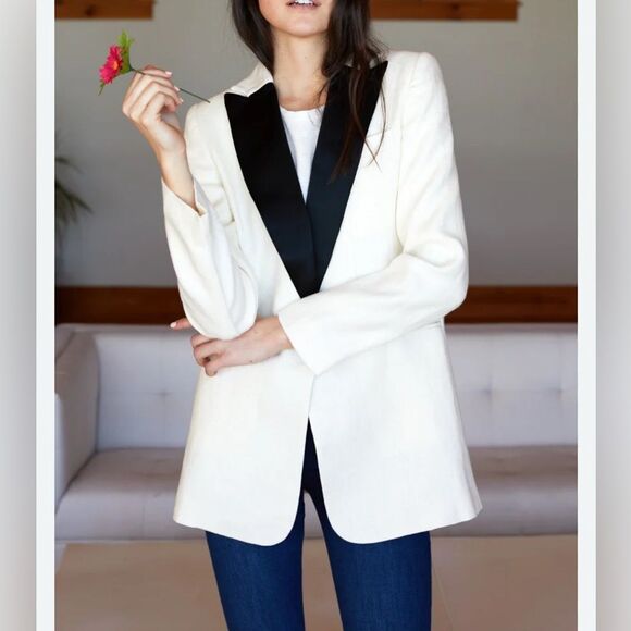 Jennifer Lopez Elegant Cream and Black Tuxedo Blazer - Picture 14 of 15